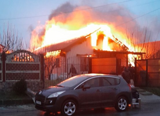 Incendiu devastator în Siminoc. O casă a fost cuprinsă de flăcări. Video