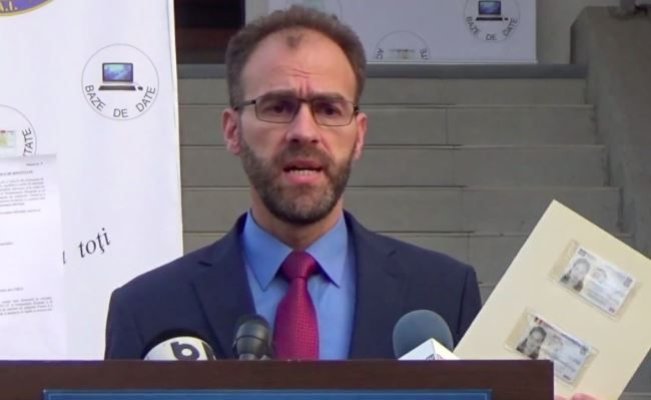 Director de la Evidența Persoanelor, înregistrat cum amenință două persoane. „Vreţi să vă rup picioarele?“ Video