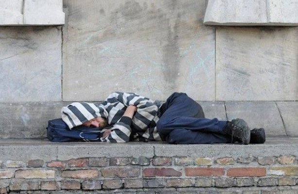 Un om al străzii a moştenit 42.000 de euro, apoi s-a îmbătat și i-a pierdut în gară