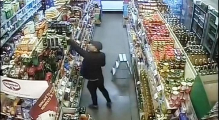 Sub aburii lui Bachus... a dat spargeri în trei hipermarketuri ca să fure băutură