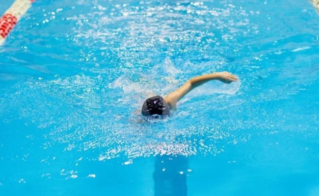 Un copil de 10 ani a suferit un stop cardiorespirator într-un bazin de înot 