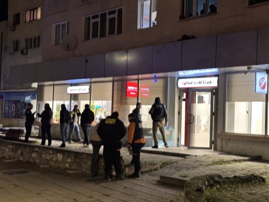 Jaf armat la o bancă din România: Un bărbat înarmat a furat o sumă mare de bani 