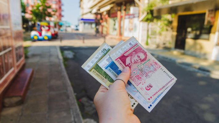 România îngheață salariile, Bulgaria le crește. Ce salariu minim vor avea bulgarii în 2025