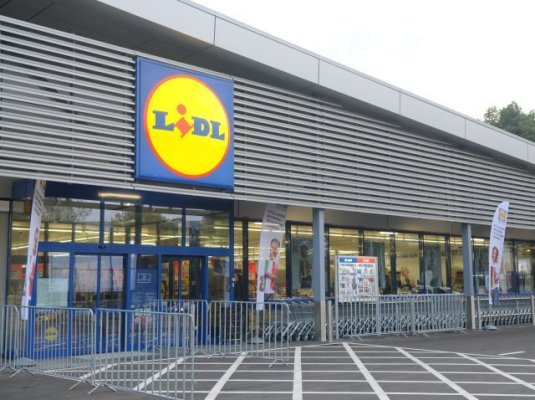 Un angajat Lidl a fost concediat după ce a băut o sticlă de apă la serviciu, fără să o plătească