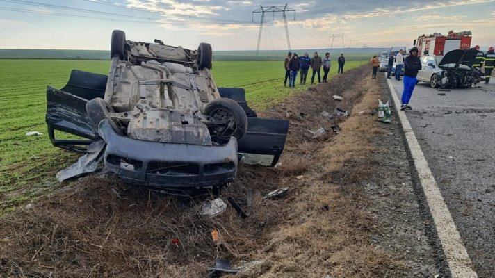 Patru minori au fost răniți, după ce o mașină s-a răsturnat, între localitățile Ion Corvin și Crângu
