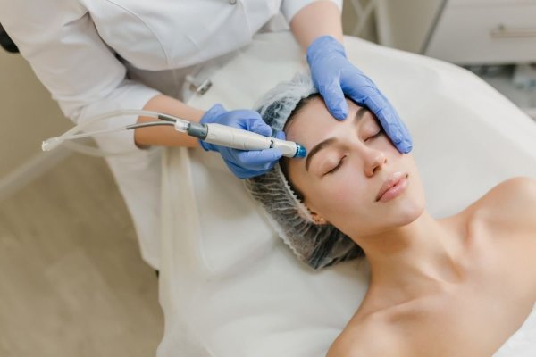 Avertismentul medicilor asupra tratamentului cosmetic preferat al româncelor: „Îi face pe oameni să arate ca niște reptile“
