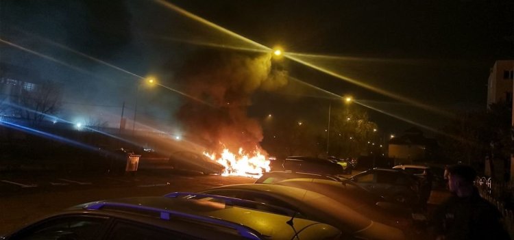 Panică într-o parcare. Mașini mistuite de foc, după ce s-a dat cu petarde