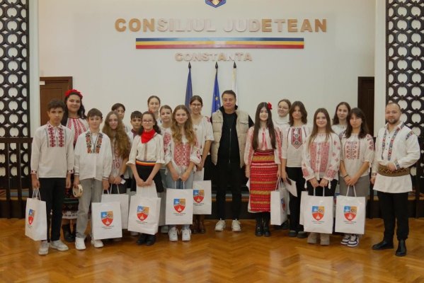 Sezonul Sărbătorilor, deschis la CJ Constanța! Primii colindători primiți cu daruri 