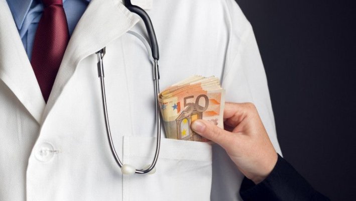 Medicii și asistentele cercetați pentru șpăgi de la bolnavii de cancer și-au recunoscut faptele