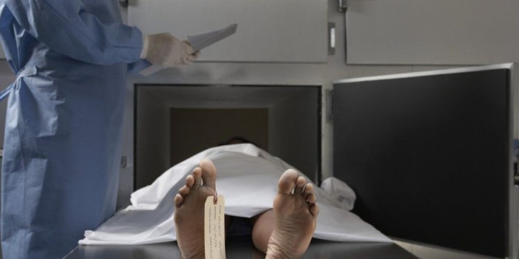 Tânăr de 20 de ani, mort a doua zi după ce medicul „l-a liniștit“ că tăietura de pe buza sa era „o mușcătură“
