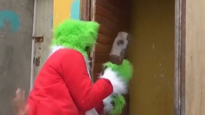 Grinch nu mai fură Crăciunul, ci prinde infractori. Un poliţist din Peru s-a deghizat în acest personaj