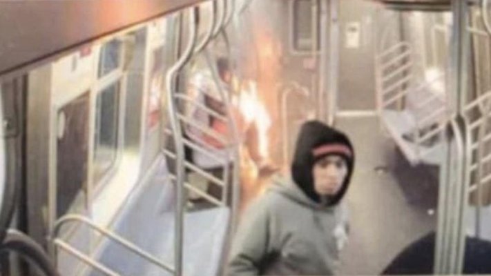 O femeie a fost arsă de vie în metroul din New York. Totul a fost filmat