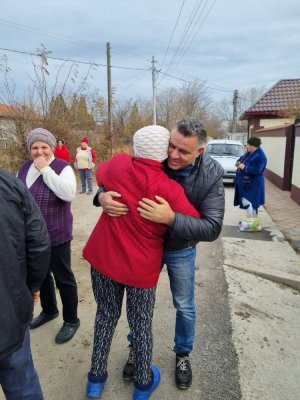 Primăria Poarta Albă distribuie pachete de Crăciun, Bătrânilor din localitate 