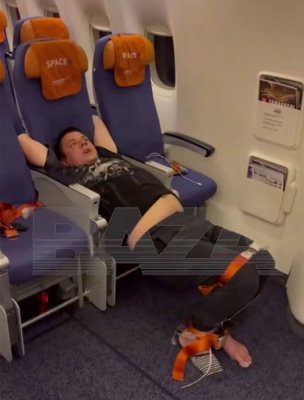 Aterizare forțată după scene de groază într-un avion: Pasager legat cu centurile de scaun de ceilalți pasageri