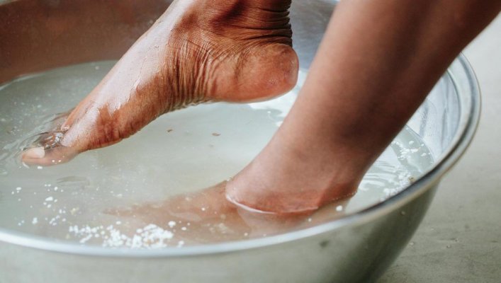 De ce să ții picioarele în apă cu oțet: Efectul antibacterian pe care îl are asupra lor
