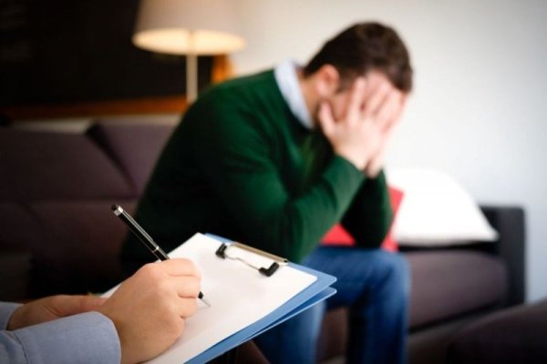 Motivele pentru care tot mai mulți bărbați aleg să meargă la psiholog