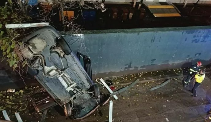 Şofer transportat la spital, după ce a căzut cu maşina de la etajul al doilea al parcării unui mall