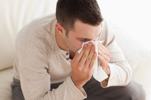 Suflatul puternic al nasului poate agrava răceala. Ce spun medicii despre metoda corectă