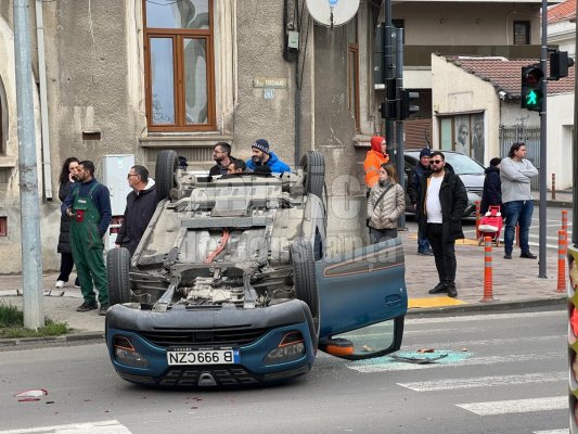 Trafic blocat pe Ferdinand: o mașină s-a răsturnat în urma unui accident! Video