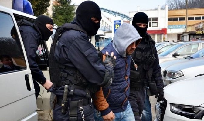 Urmăriți internațional, aduși în țară de polițiști