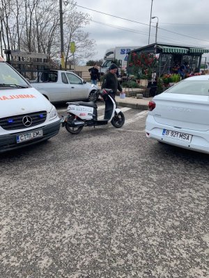 Scuter lovit de un automobil, pe strada Eliberării