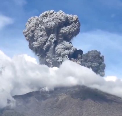 Catastrofă majoră. Zeci de mii de oameni evacuați după erupția unui vulcan. Video 
