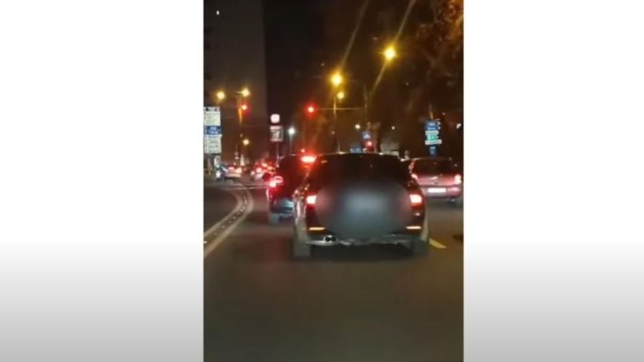 Legea junglei, pe șosele. Un șofer nervos a lovit intenționat o altă mașină. Video