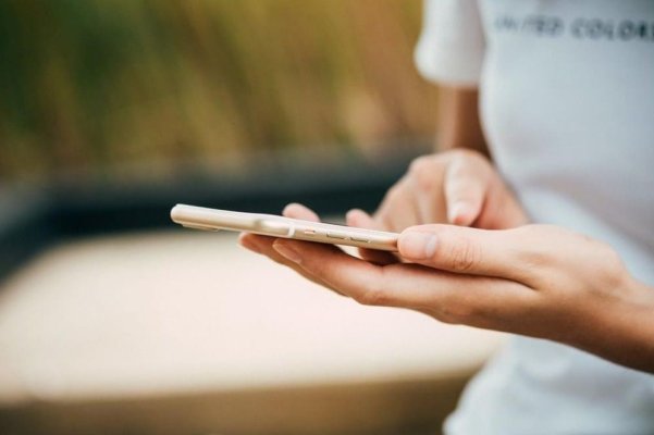 Experți: Smartphone-urile ar trebui să aibă avertismente de sănătate