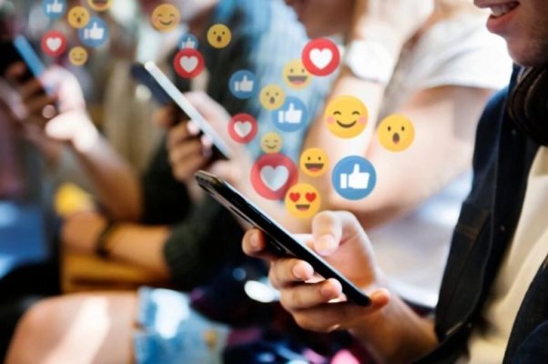 Dependența de social media: Cum se manifestă și de ce este atât de greu de depășit?