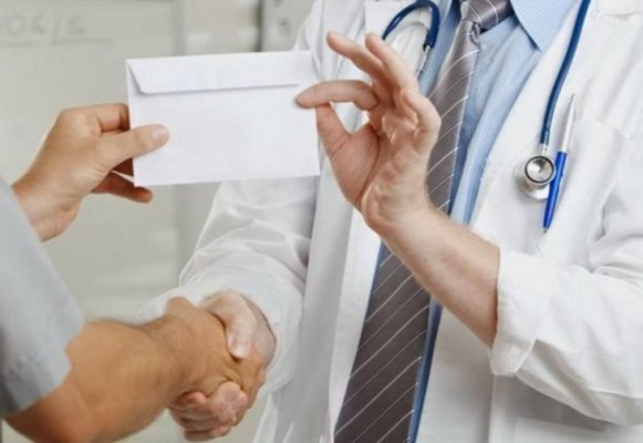 Mai mulți medici și o asistentă, prinși luând șpagă de la zeci de pacienți