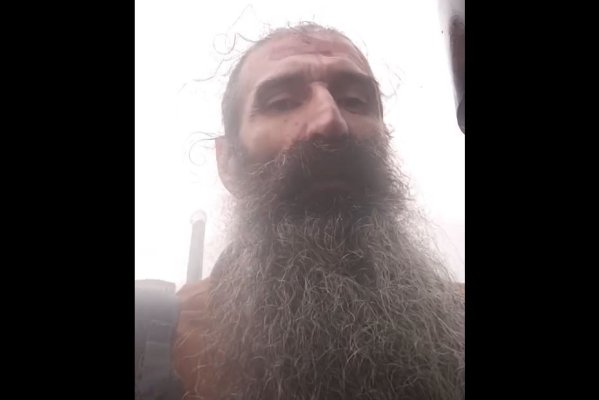 Stegarul Dac, susținător al lui Georgescu, s-a urcat din nou pe un stâlp din fața Parlamentului. Video