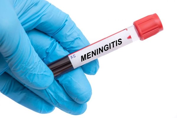 Alertă epidemiologică. Toate școlile din Baia Mare au trecut online, din cauza unor cazuri de meningită
