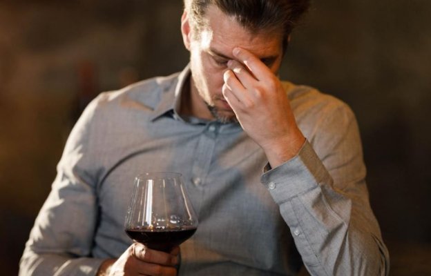 De ce te doare capul după vin roșu. Oamenii de știință au descoperit cauza