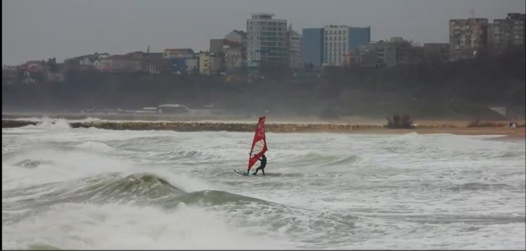 Windsurf la Constanța în ziua de Crăciun vi. Vdeo