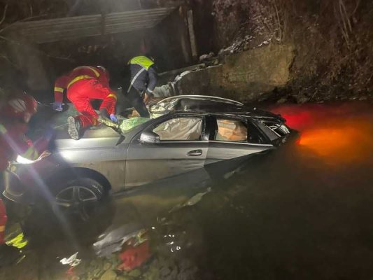 Mașină răsturnată într-o vale adâncă de 3 metri; patru persoane, transportate la spital