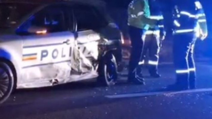 Accident rutier grav. O mașină de poliție și un TIR s-au ciocnit frontal. Doi polițiști au ajuns la spital