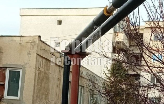 Țâșnește apa caldă, ca de la robinet, din conducta abia înlocuită, în zona Trocadero! Video