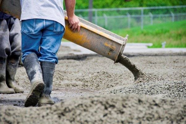 Trei mari producători de ciment, amendați cu 43 de milioane de euro, pentru manipularea prețurilor