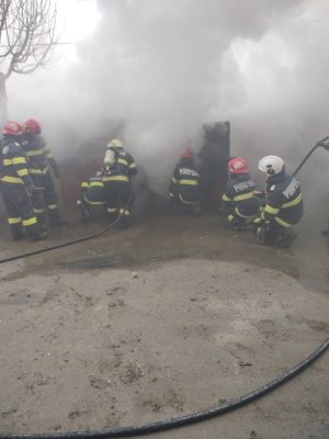Misiune periculoasă! 5 butelii, extrase de pompieri, dintr-un garaj în flăcari
