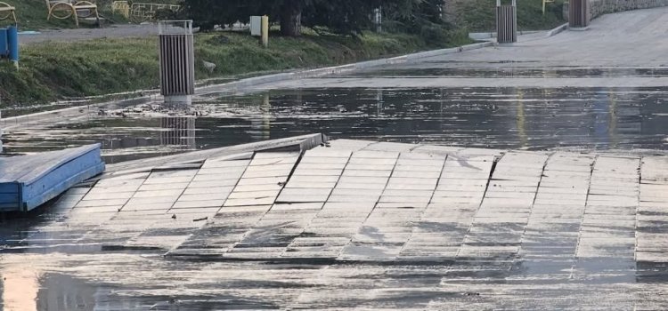 Cedează și faleza din Tulcea. Apa a început să țâșnească din pământ fără nicio explicație