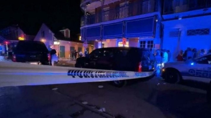 Atac armat în noaptea de Revelion. Un șofer a intrat cu mașina în mulțime și a deschis focul