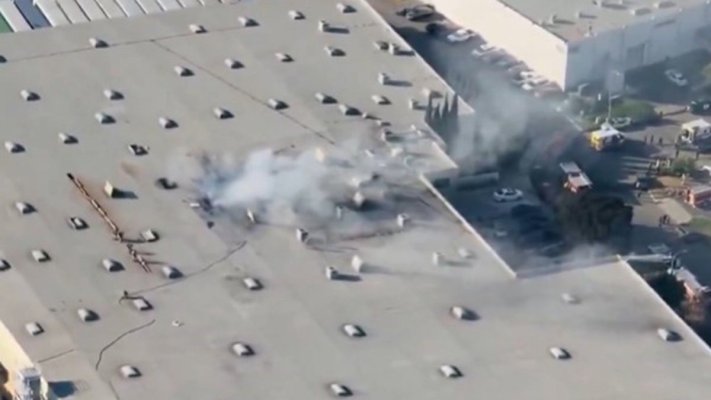 Un avion de mici dimensiuni s-a prăbuşit pe o clădire din California. Sunt morți și răniți