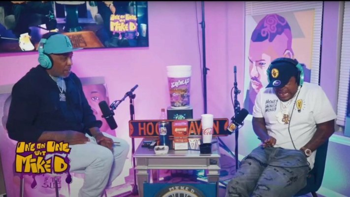  Momentul în care un rapper este la un pas de a se împușca accidental în direct cu o armă pe care o avea în buzunar