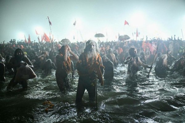  A început cea mai mare adunare religioasă din lume. Milioane de oameni s-au strâns în nordul Indiei