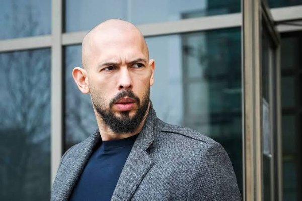 Vitezomanul... Andrew Tate a rămas fără permis după ce a condus cu 196 km/h într-o localitate din Vâlcea  