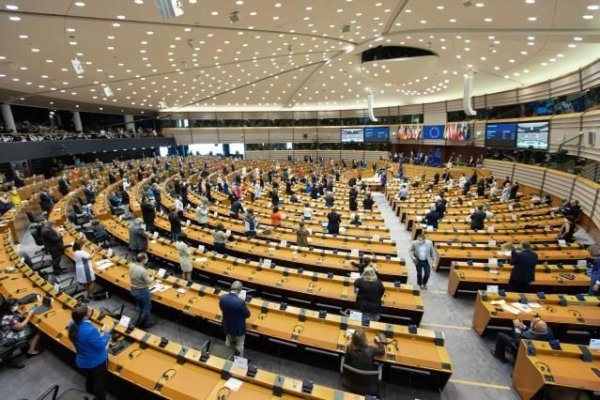 Comisia Europeană va vira alte 3,3 miliarde de euro Ucrainei pentru achiziționarea de echipamente de apărare