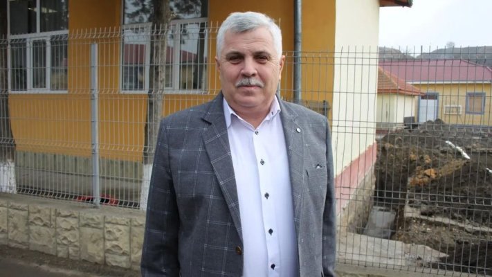 Mitică Șerban, primarul din Seimeni, dă pe-afară de bunăstare!