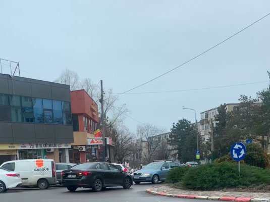 În sensul giratoriu de la Cireșica, un șofer circula pe contrasens... că tot nu-l vede nimeni. Video
