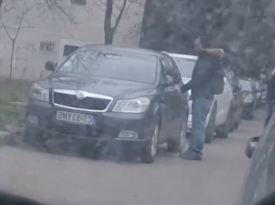 Un bărbat dă târcoale, de câteva zile, mașinilor parcate în zona Spitalului Județean! Video