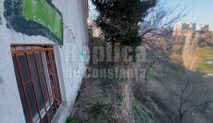 Biserica Greacă și Teatrul de Copii, la un pas de prăbușire din cauza falezei, care a luat-o la vale. Video